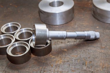 Delik çapının mikrometre ile doğru ölçümü. Tahta zemindeki mikrometre. Yüksek hassasiyet ölçme aracı.