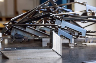 Metal bükme makinesinde büküldükten sonra tamamlanan ürün..