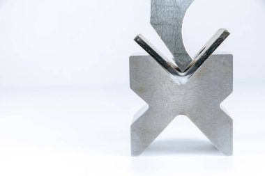 Metal levha bükme aleti ve ekipmanı beyaz arka planda izole edilmiş. Aletleri bük, frene bas, bas ve öl. Beyaz arka planda izole edilmiş bükme aracı. Kapat..