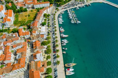 Tatil köyü yakınlarındaki yatlar için rıhtımlar. Denize yakın toprak seti, arabalar için yol..