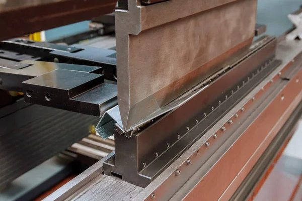 O processo de dobrar chapa galvanizada 2 milímetros de espessura em uma máquina especial para dobrar — Fotografia de Stock