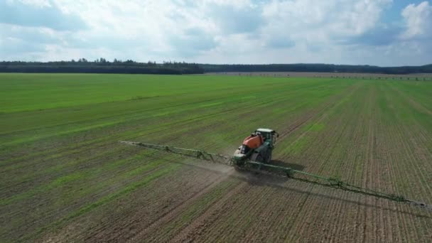 Moderne landbouwmachines. Zelfrijdend sproeiapparaat met een hoge bodemvrijheid en lange gieken in het veld. — Stockvideo