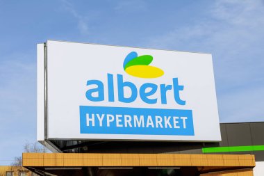 20 Ocak 2021 Pardubice, Çek Cumhuriyeti: Albert logosu. Avrupa 'da hipermarket zinciri. Marketten. Albert mağaza reklam tabelası.