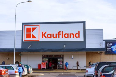 20 Ocak 2021 Pardubice, Çek Cumhuriyeti: Kaufland süpermarketi. Avrupa 'da süpermarket zinciri.