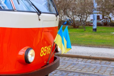 Ukrayna bayrakları kırmızı tramvaya bağlı. Ukrayna 'nın mavi ve sarı bayrakları.