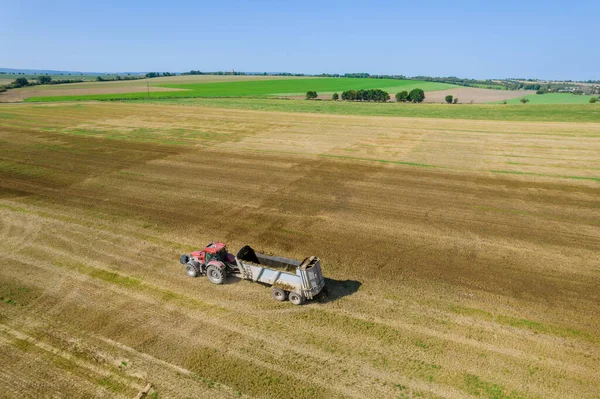 Vista Superior Tractor Moviéndose Través Campo Con Remolque Vacío Maquinaria — Foto de Stock