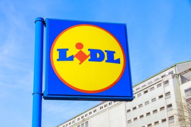 20 Ocak 2021 Pardubice, Çek Cumhuriyeti: Lidl logosu. Avrupa 'daki Alman süpermarket zinciri. Marketten. Reklam tabelası.