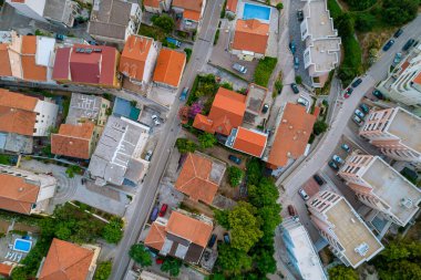 Deniz kıyısındaki bir tatil köyünde kırmızı çatıları olan büyük evler. Hırvatistan 'da turistler için otel ve daireler.