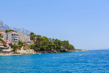 Hırvatistan 'da deniz manzarası ve apartmanlar. Adriyatik Denizi sahillerinde tatiller.