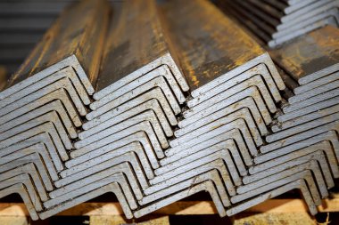 Metal levha, bükme makinesinde işlemden sonra ahşap paletler üzerine katlanır. İnşaat için metalden bağlanma üretimi.