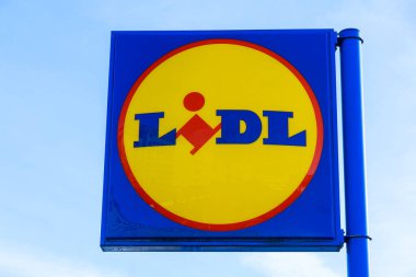 20 Ocak 2021 Pardubice, Çek Cumhuriyeti: Lidl logosu. Avrupa 'daki Alman süpermarket zinciri. Market..