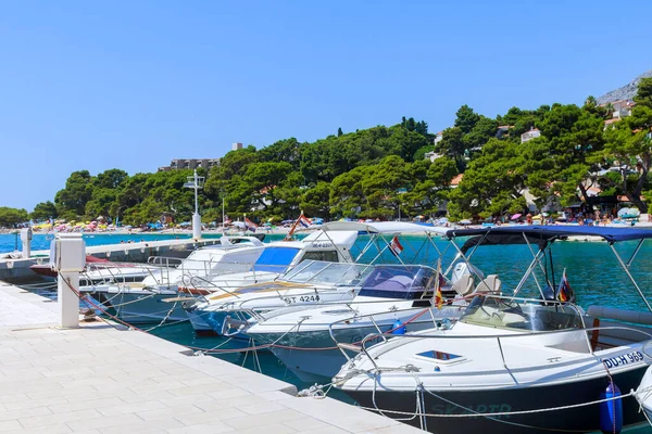 July 2021 Brela Croatia Many Private Yachts Parked Pier Tourists — Zdjęcie stockowe