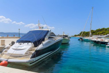 Hırvatistan 'ın Brela kenti 7 Temmuz 2021: Yatlar kıyıya yakın park halinde. Yatlar ve tekneler için park etmek. Denizde tatiller.