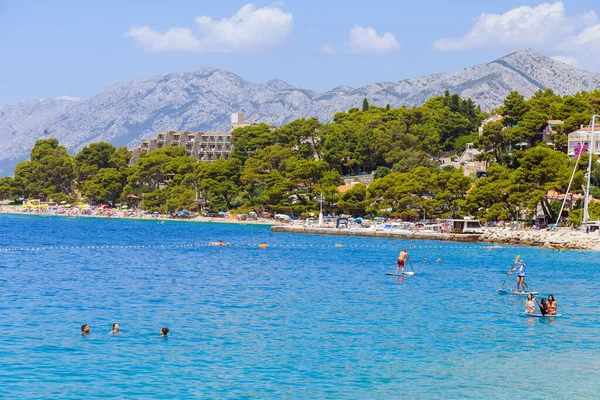 Julio 2021 Brela Croacia Gente Aprende Surfear Mar Los Turistas — Foto de Stock