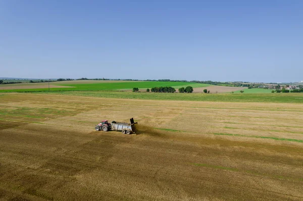 Top View Tractor Spreading Manure Field Trailer Feeding Soil Plowing — Foto de Stock