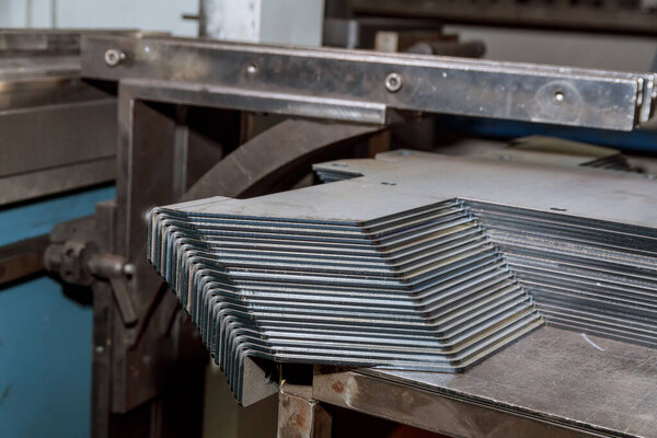 Пачка листового металла после обработки на станке для гибки.
