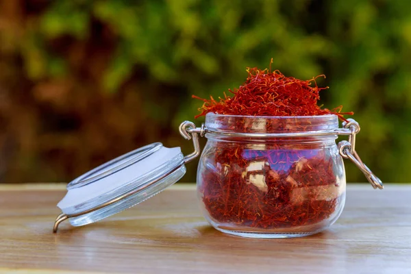 Pile Red Saffron Stamens Jar Wooden Background Dear Spice — Fotografia de Stock
