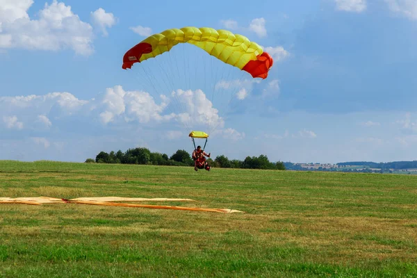 Parachutist Successfully Landed Green Grass Skydiving Sunny Summer Day — Stock Photo, Image