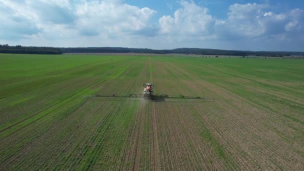 Tractor Drives Field Spraying Fertilizer Large Field Next Road Which — Vídeo de Stock