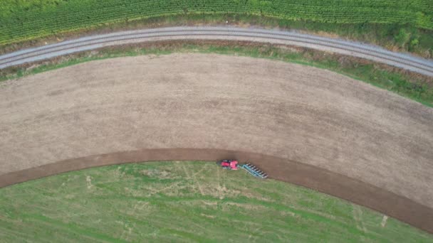 Trattore Rosso Aratura Terreno Cui Viene Seminato Letame Verde Vista — Video Stock