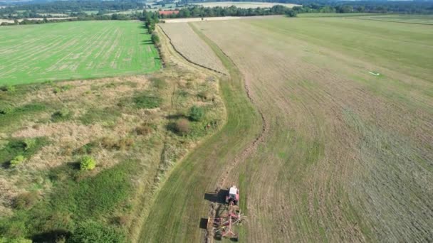 Trekker Maakt Rollen Droog Gras Voor Het Vervolgens Verzamelen Van — Stockvideo