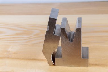 Levha çalışan cnc fren bükme aracı. Ahşap bir arka planda bükme aracı.