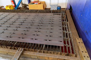 Lazer kesme makinesini kestikten sonra metal ürünü bitirmiş.