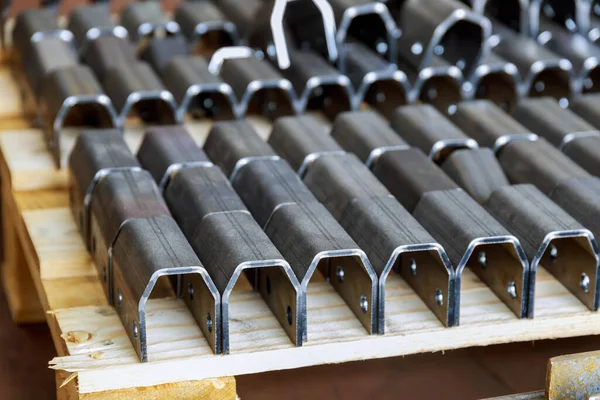 Metal bükme makinesinde büküldükten sonraki bitmiş ürün. Metal fabrikasında çeşitli ürünlerin bükülmesi.