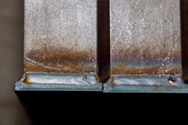 Kaynak, üretim atölyesinde çalışıyor. İnşaatta kullanılacak metal yapıların hazırlanması.