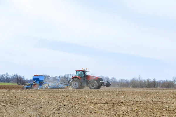 Zemědělský Traktor Zasévá Semena Poli Farmářském Poli Pracuje Výsev Agribusiness — Stock fotografie