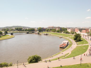 Nehri üzerinde tekne