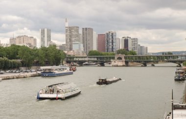 Nehri üzerinde tekne