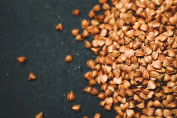 Çiğ buğday, organik gıda, siyah arkaplanda yemek pişirmek için tahıl.