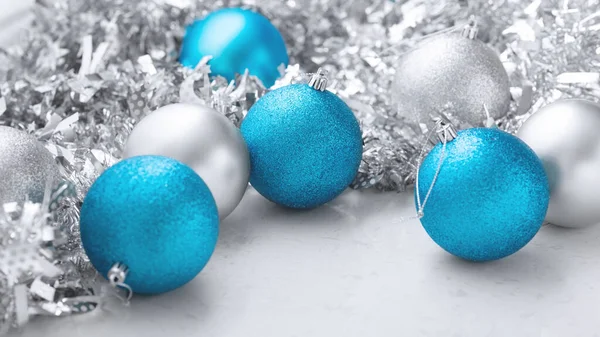Beyaz Mermer Üzerine Mavi Gümüş Noel Süslemesi — Stok fotoğraf