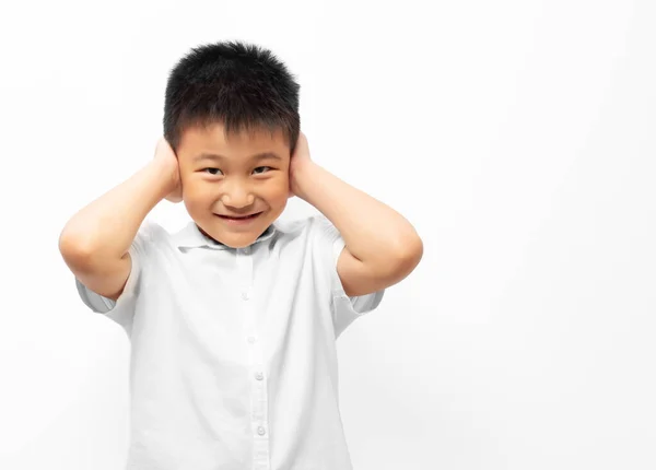 Kind Mit Händen Die Ohren Schließen Trägt Weißes Hemd Auf — Stockfoto