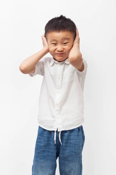 Dzieciak Zamykający Uszy Irytujący Głośny Dźwięk Hałas Noszący Białą Koszulę — Zdjęcie stockowe
