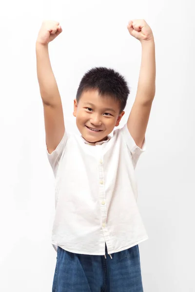 身材魁梧 快乐的孩子举手表决 体态魁梧 白衬衫衬着白底 — 图库照片