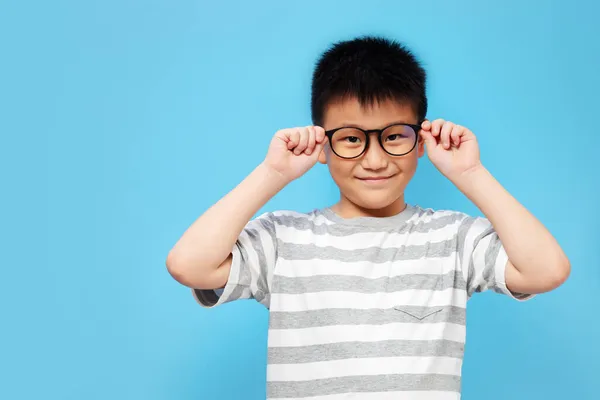 Criança Feliz Óculos Sorrindo Vestindo Camiseta Fundo Azul Com Espaço — Fotografia de Stock