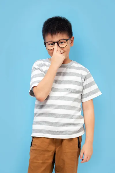 Mądry Dzieciak Palcem Okularach Góry Uśmiechnięty Noszący Koszulkę Stojącą Niebieskim — Zdjęcie stockowe