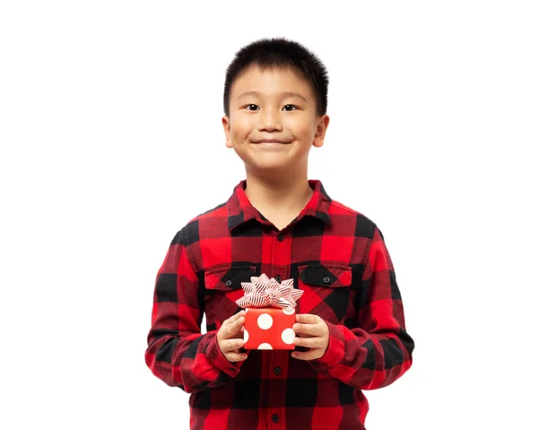 Criança Segurando Caixa Presente Natal Com Sorriso Vestindo Camisa Vermelha — Fotografia de Stock