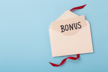 Zarflı hediye kartı ve mavi arka planda kırmızı kurdele.