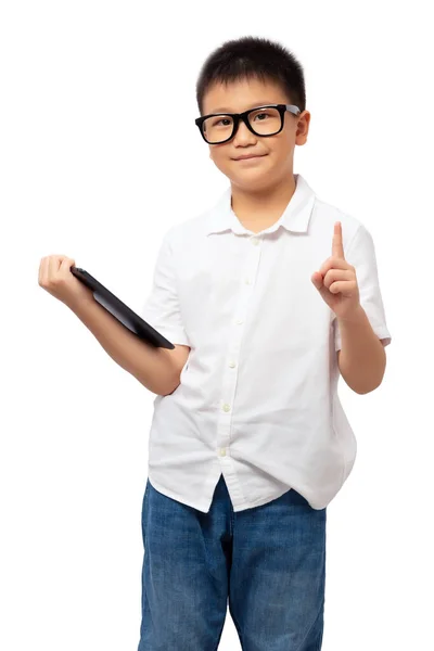 Garoto Inteligente Segurando Tablet Com Sorriso Dedo Apontando Para Cima — Fotografia de Stock