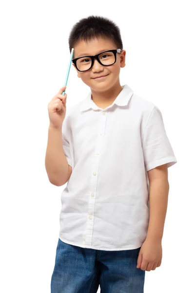 Mądry Dzieciak Myślący Uśmiechem Trzymający Ołówek Wskazujący Głowę Okularach Odizolowanych — Zdjęcie stockowe