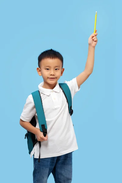 Smart School Kind Met Hand Vasthouden Potlood Wijzen Blauwe Achtergrond — Stockfoto