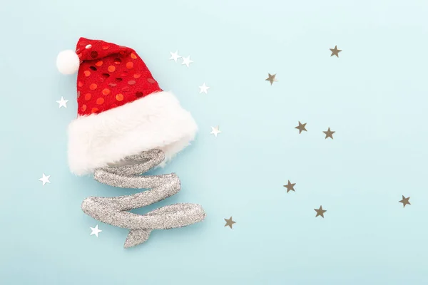 Decoración Navidad Brillante Con Sombrero Santa Rojo Sobre Fondo Azul —  Fotos de Stock