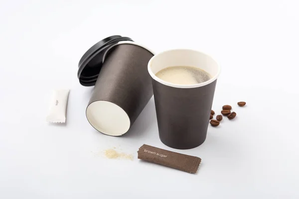 带有生态纸杯和白底糖分的咖啡 — 图库照片