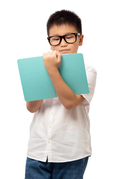 白い背景に隔離された本を読んで保持眼鏡を身に着けている子供 — ストック写真
