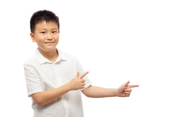 Usmívající Dítě Prsty Ukazujícími Stranou Prezentující Bílé Košili Izolované Bílém — Stock fotografie