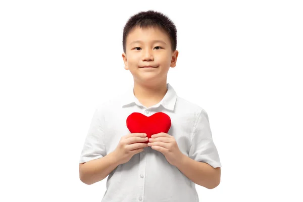 Criança Segurando Coração Seu Peito Com Sorriso Vestindo Camisa Branca — Fotografia de Stock