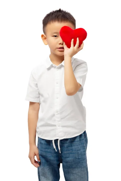 Хлопчик Ховає Половину Обличчя Ось Червоне Серце Білій Сорочці Ізольовано — стокове фото